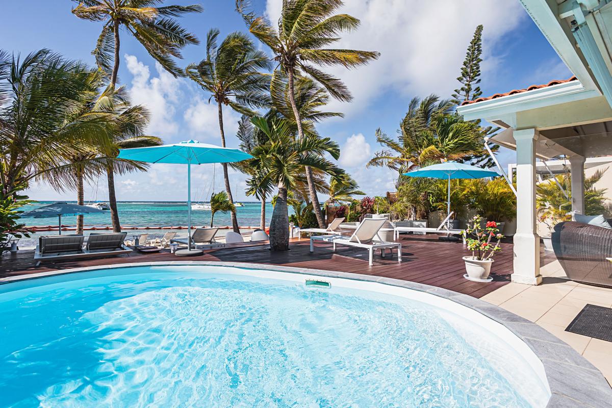 Villa-Pieds-dans-l'eau-Saint-François-Guadeloupe-piscine