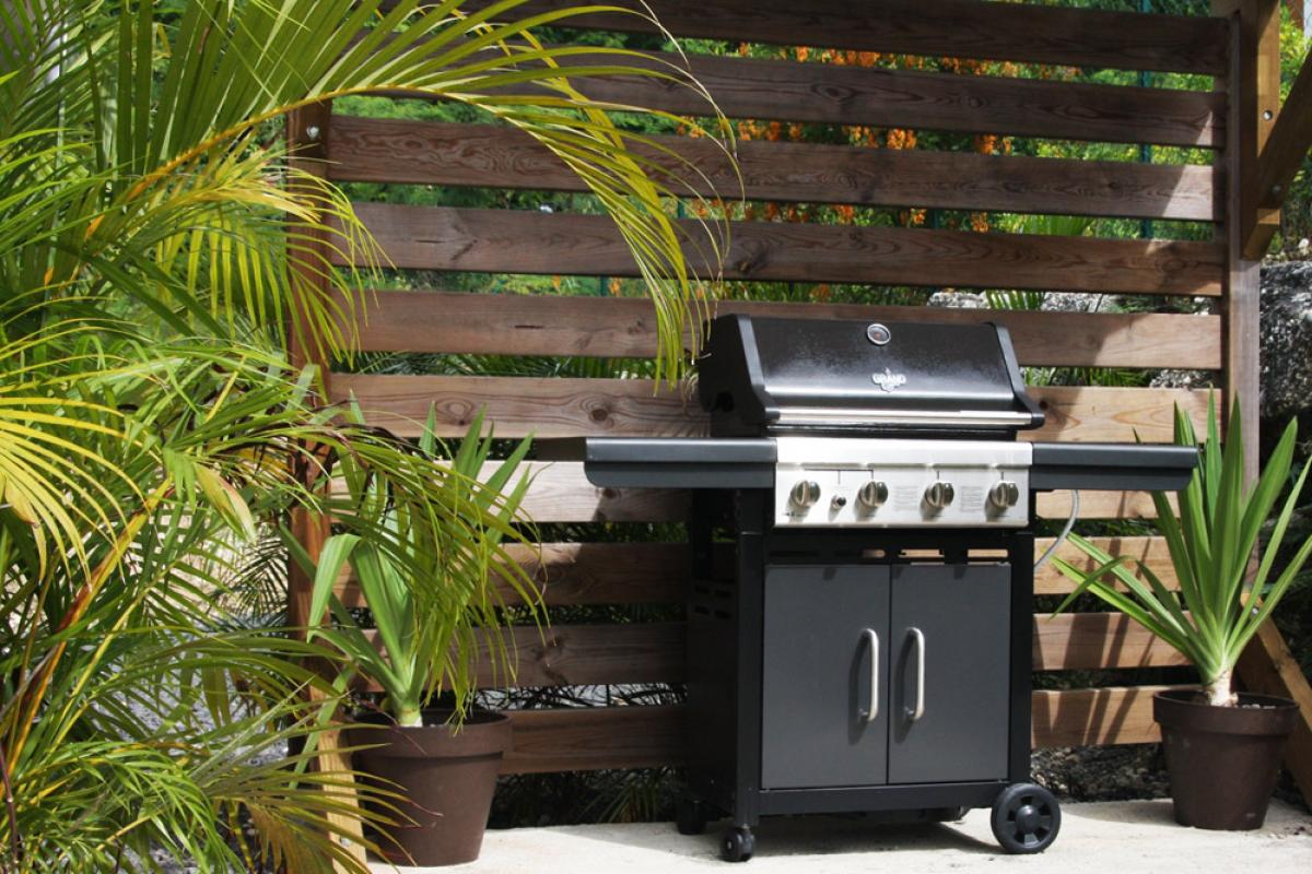 Location villa de standing avec piscine - Coin barbecue