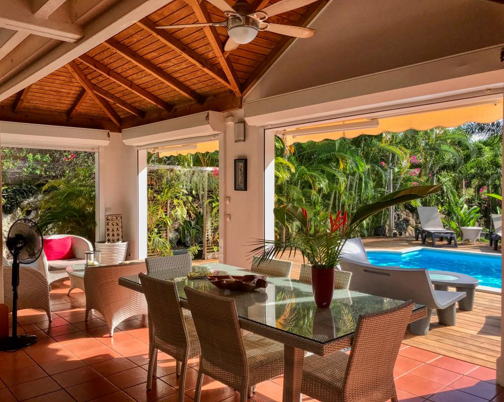 Rental villa with swimming pool - the living room