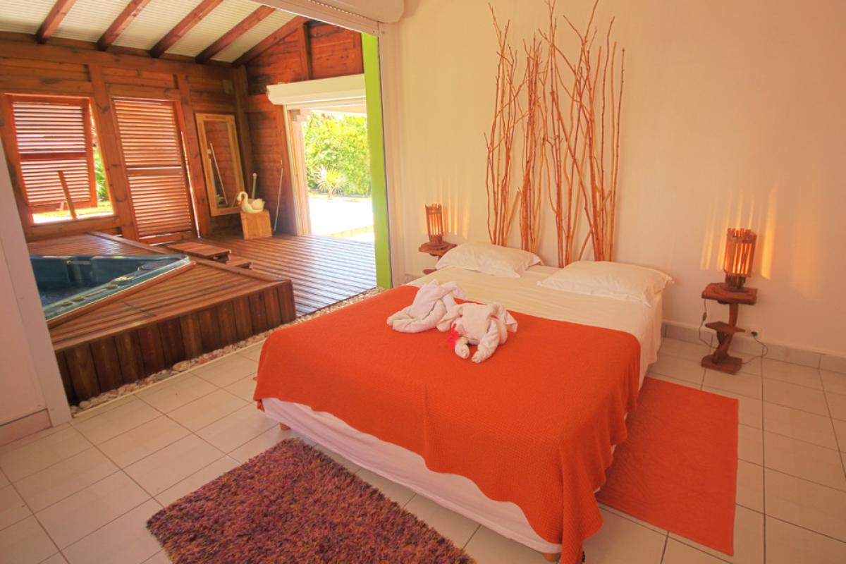 A louer en Guadeloupe villa avec piscine et jacuzzi - Chambre 1