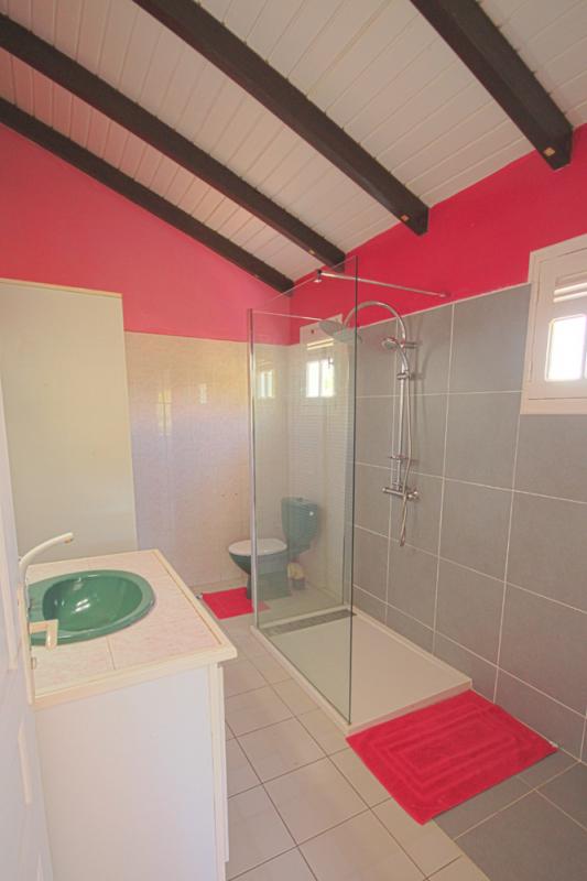 A louer en Guadeloupe villa avec piscine et jacuzzi - Chambre 3 salle de douche