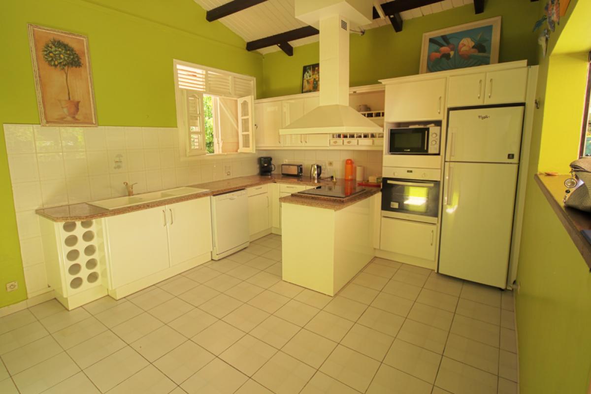 A louer en Guadeloupe villa avec piscine et jacuzzi - Cuisine