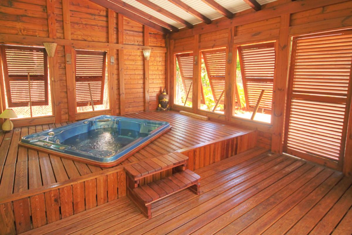 A louer en Guadeloupe villa avec piscine et jacuzzi - Espace Jacuzzi