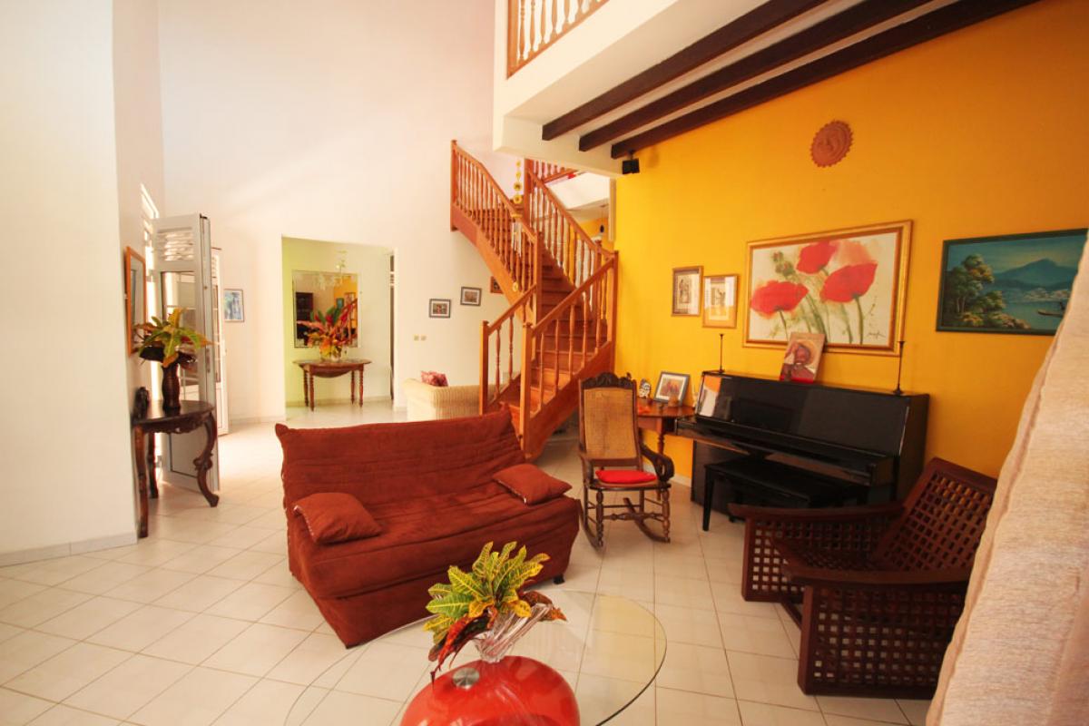A louer en Guadeloupe villa avec piscine et jacuzzi - Salon