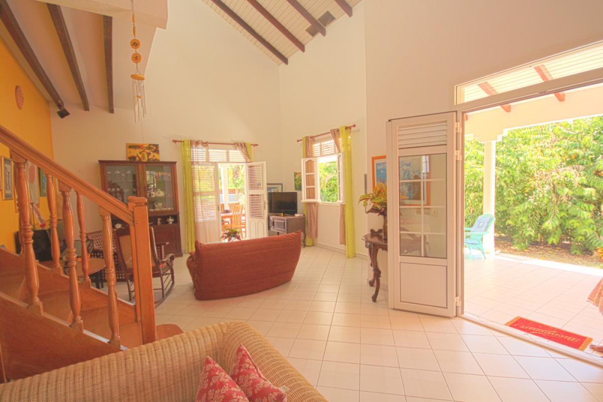 A louer en Guadeloupe villa avec piscine et jacuzzi - Salon