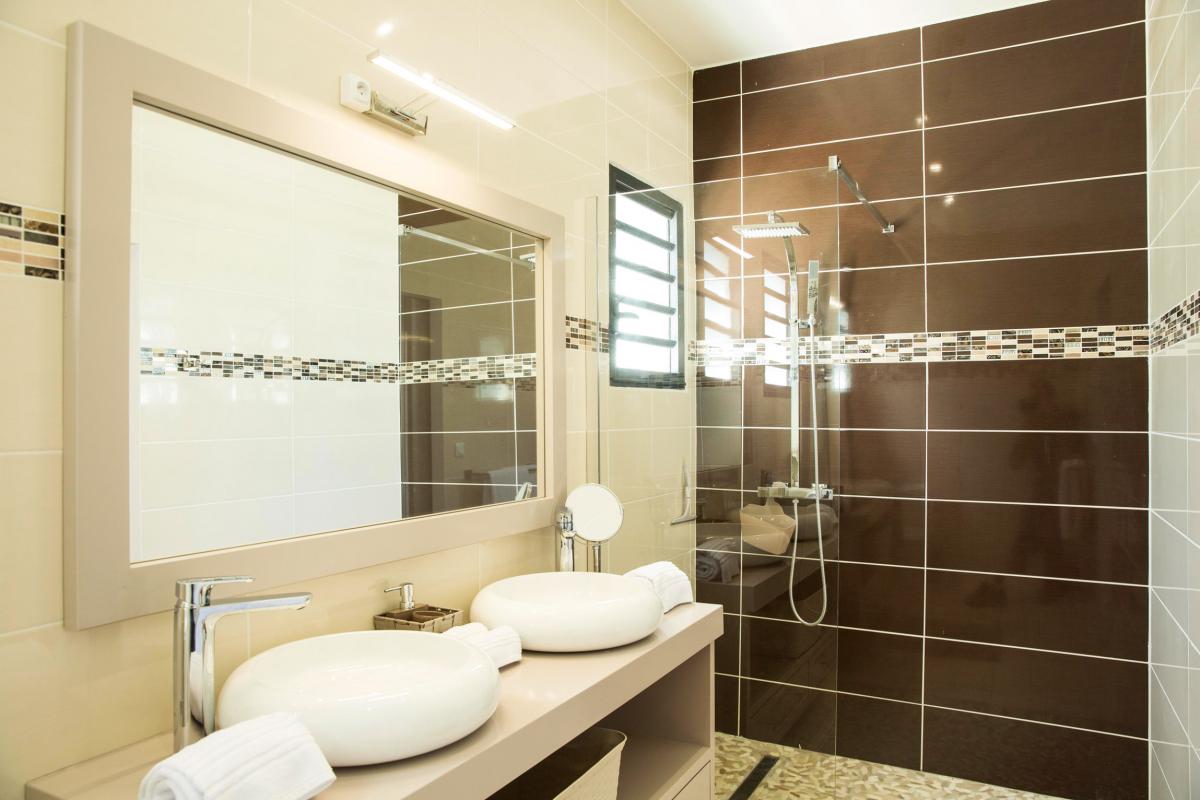 Rent in Guadeloupe high-end villa - Master Room Bathroom