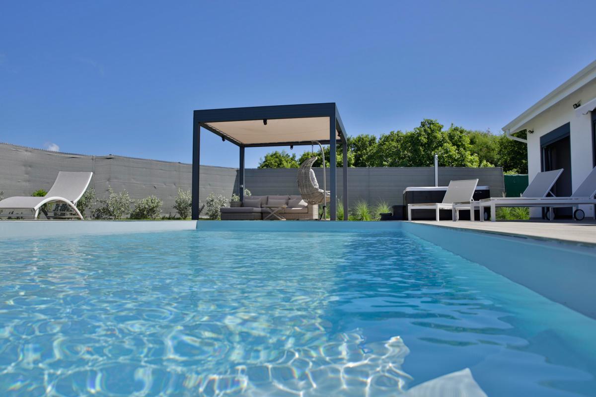 A louer en Guadeloupe villa haut de gamme - Piscine