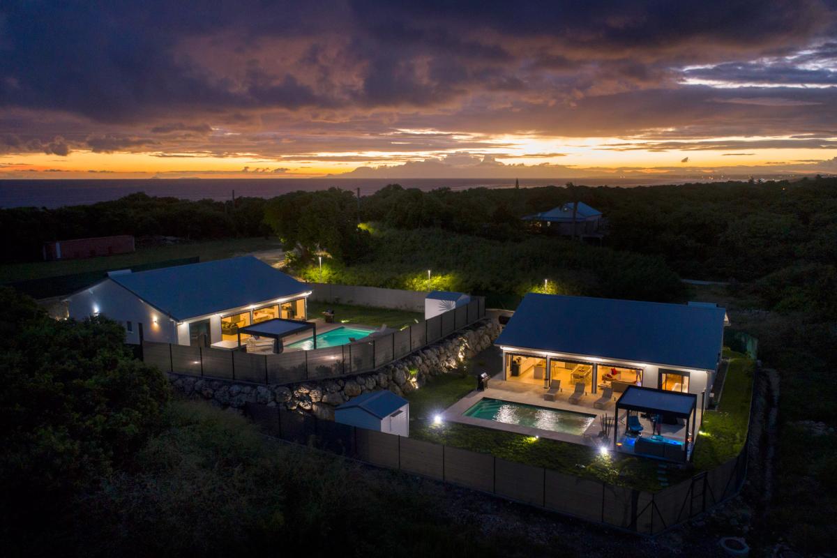 A louer en Guadeloupe villa haut de gamme - Vue ensemble 2 villas de nuit