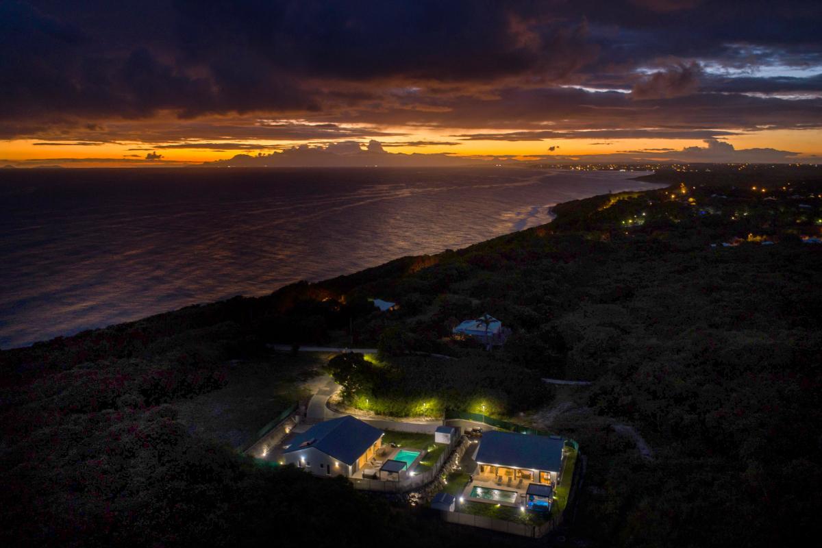 A louer en Guadeloupe villa haut de gamme - Vue ensemble 2 villas de nuit