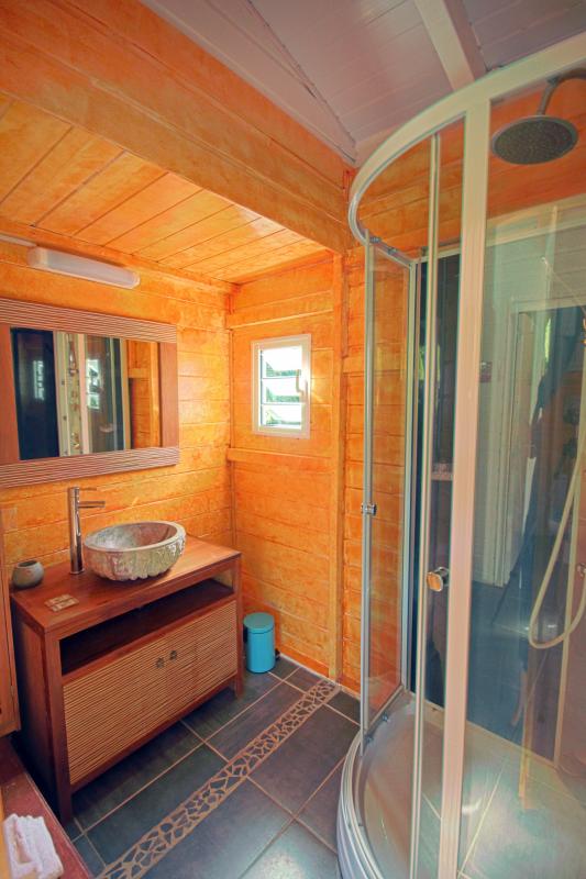 Location bungalow avec jacuzzi en Guadeloupe - Salle de douche