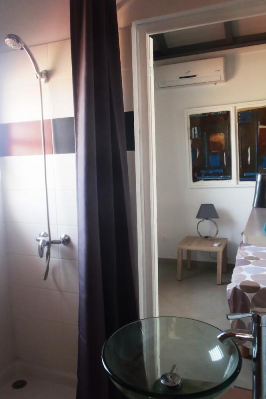 Rental villa with swimming pool and sea view - bathroom of bedroom 1