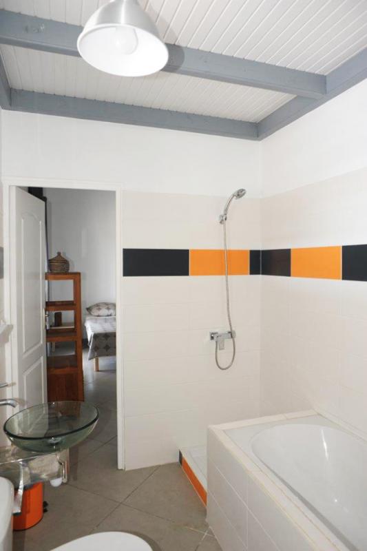 Rental villa with swimming pool and sea view -  bathroom of bedroom 2
