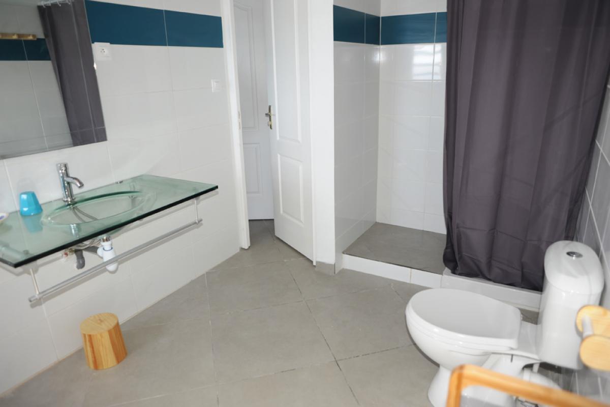 Rental villa with swimming pool and sea view - bathroom of bedroom 3 