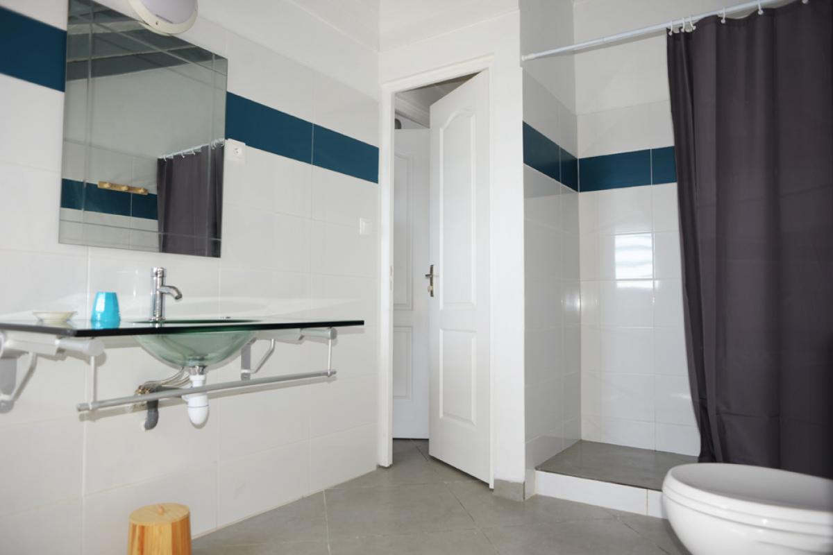 Rental villa with swimming pool and sea view - bathroom of bedroom 4 and 5