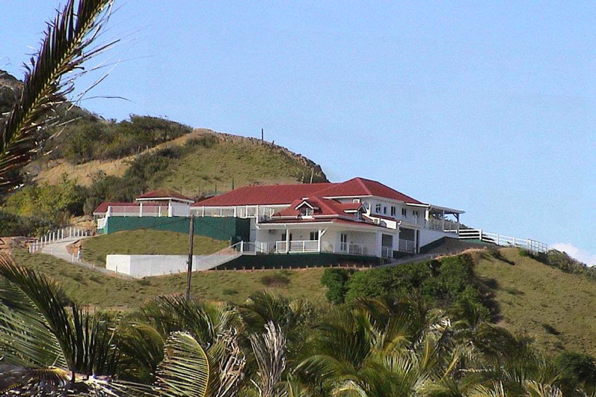 Rental villa with swimming pool and sea view - overview