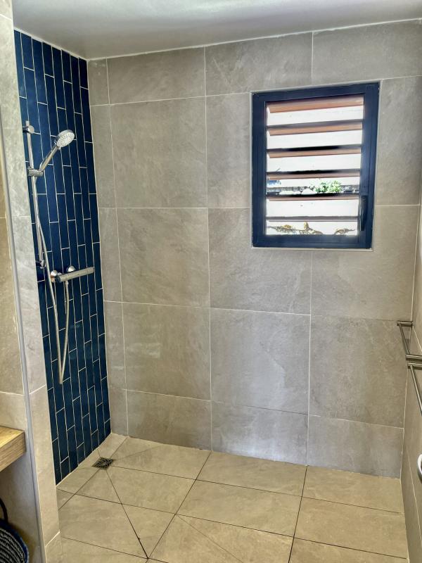 Location bungalow piscine Grand Bourg Marie Galante_ Salle d'eau