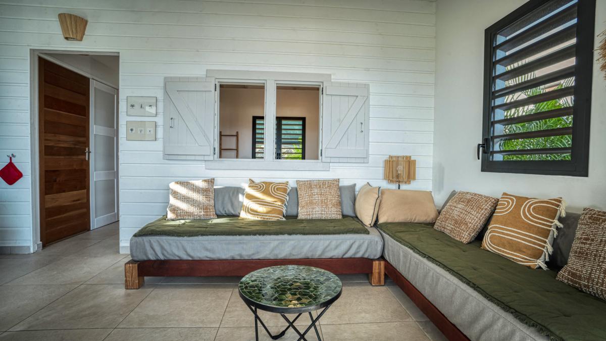 Location bungalow piscine Grand Bourg Marie Galante_ Salon 