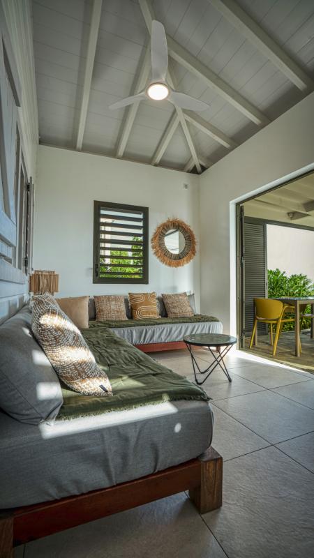 Location bungalow piscine Grand Bourg Marie Galante_ Salon