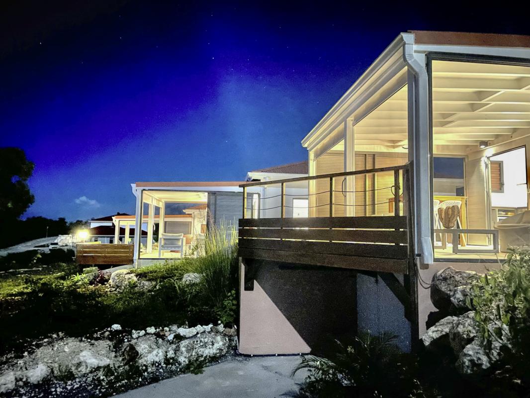 Location bungalow piscine Grand Bourg Marie Galante_ Terrasse Nuit 