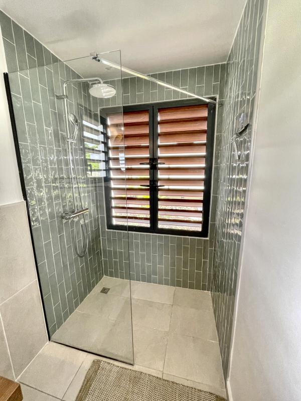 Location bungalow piscine Grand Bourg Marie Galante_ Salle d'eau