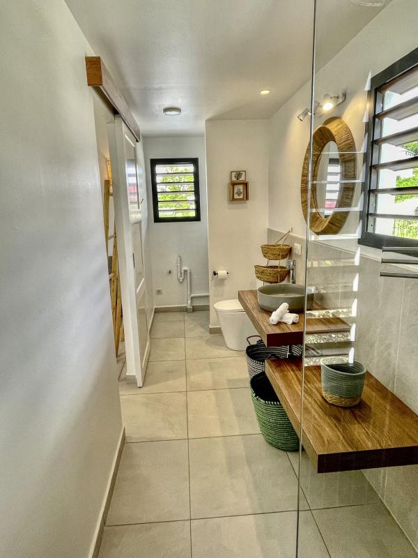 Location bungalow piscine Grand Bourg Marie Galante_ Salle d'eau