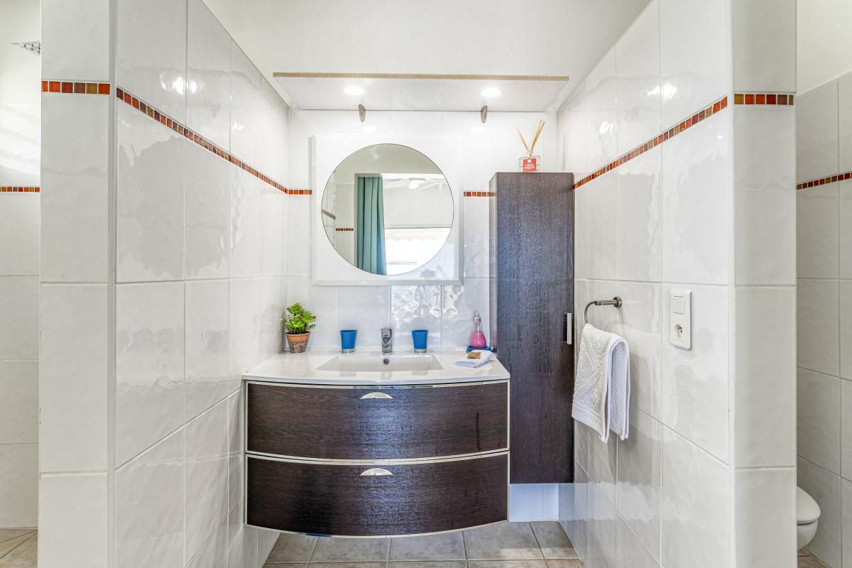 Location villa Grand Bourg Marie Galante_ Salle d'eau 