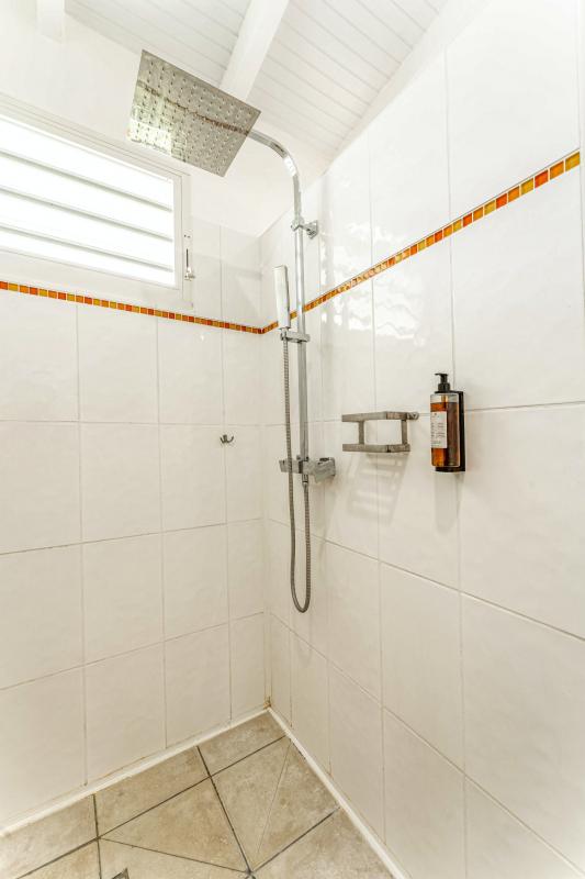 Location villa Grand Bourg Marie Galante_ Salle d'eau 