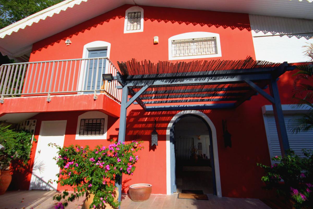 Location villa Martinique belle piscine entrée villa