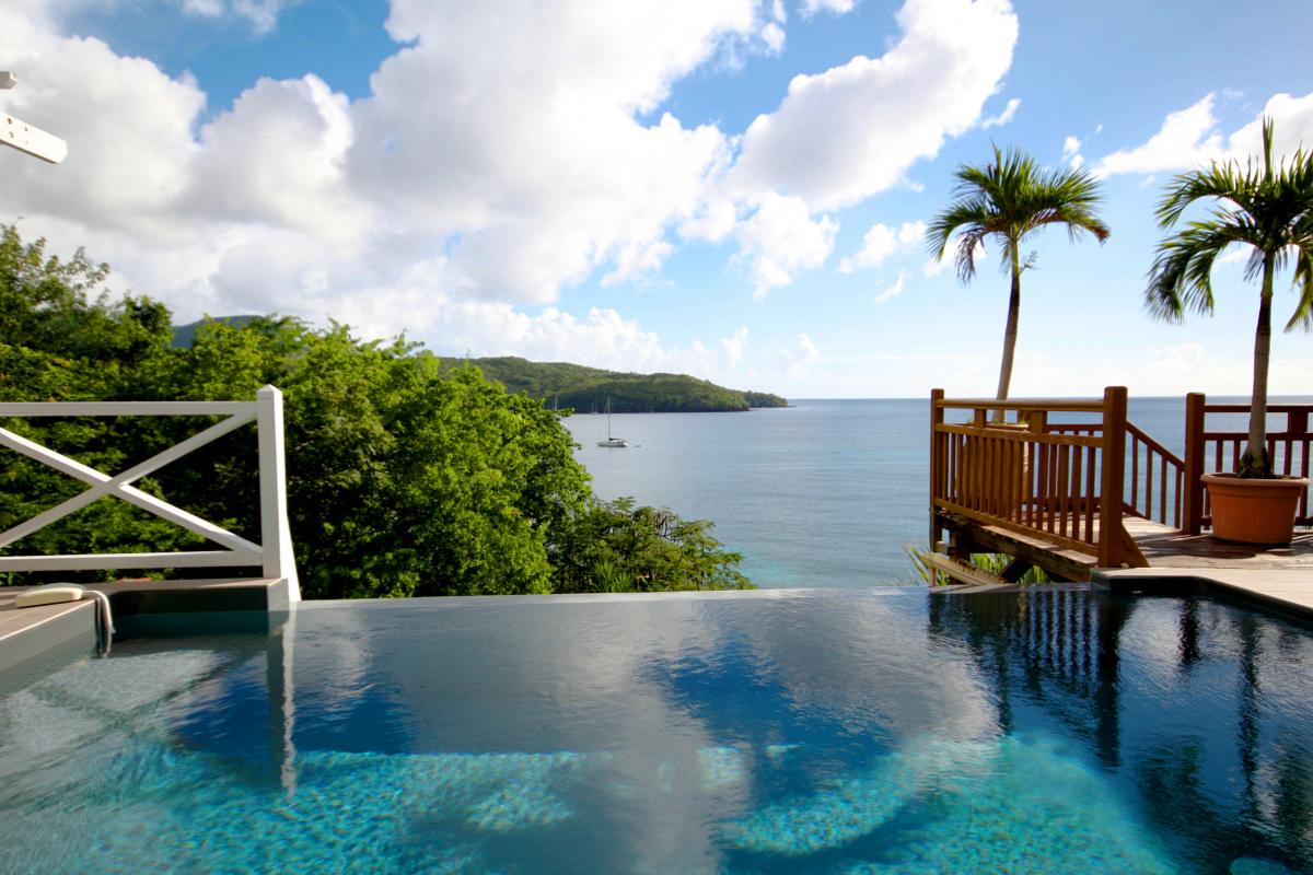 Location Villa Martinique piscine à débordement vue mer panoramique