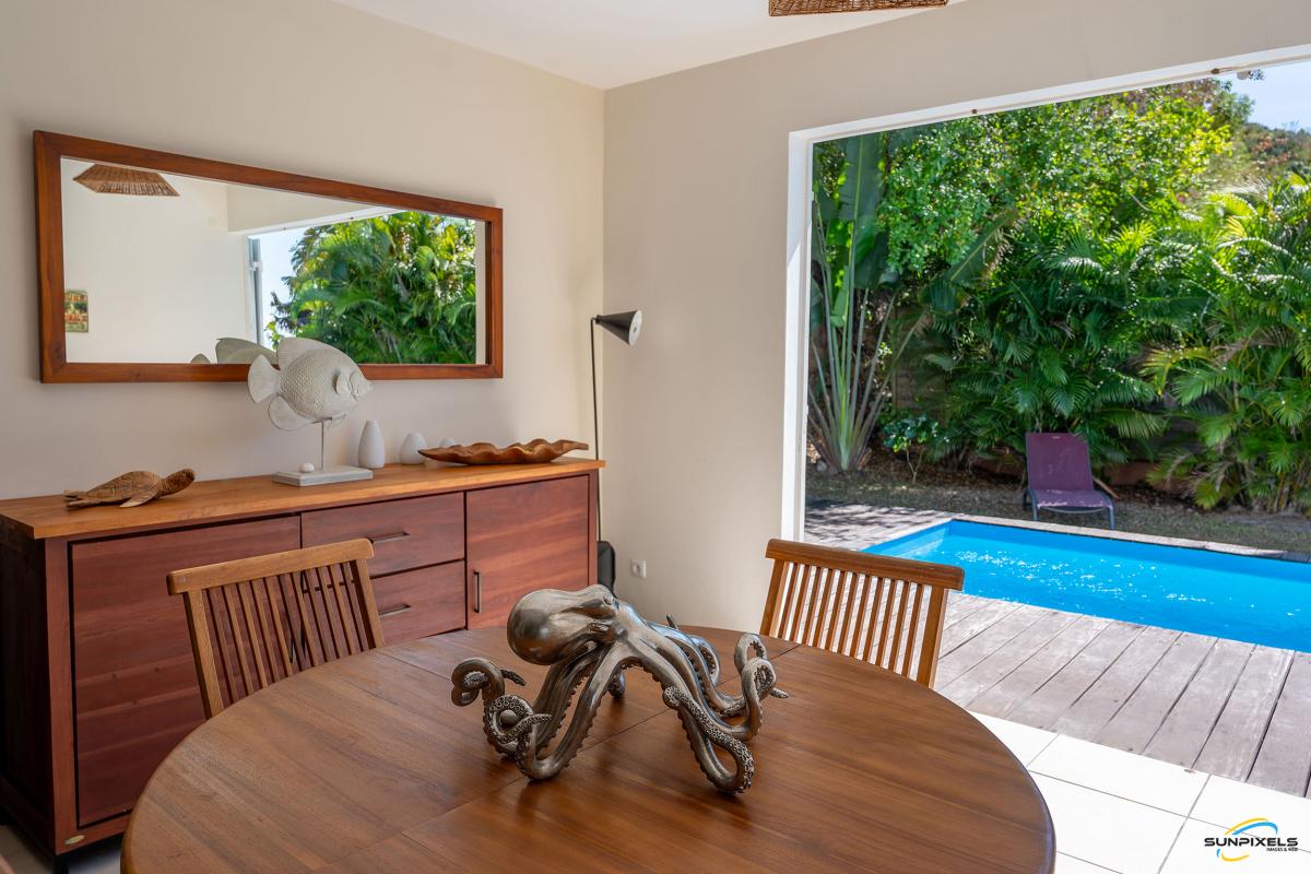 Location villa Martinique - Le séjour avec vue piscine