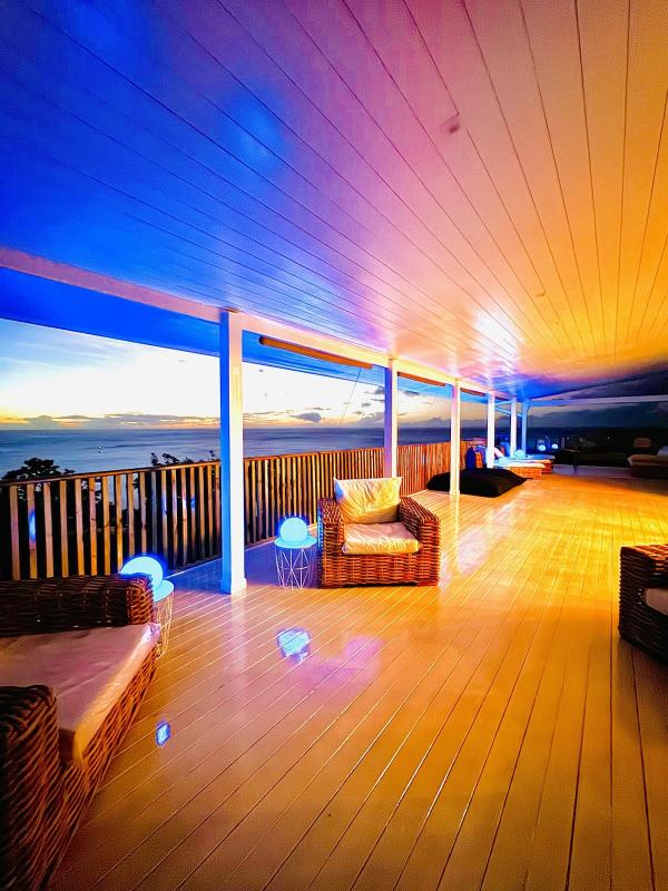 Location villa Martinique Le Carbet - Terrasse avec vue mer de nuit