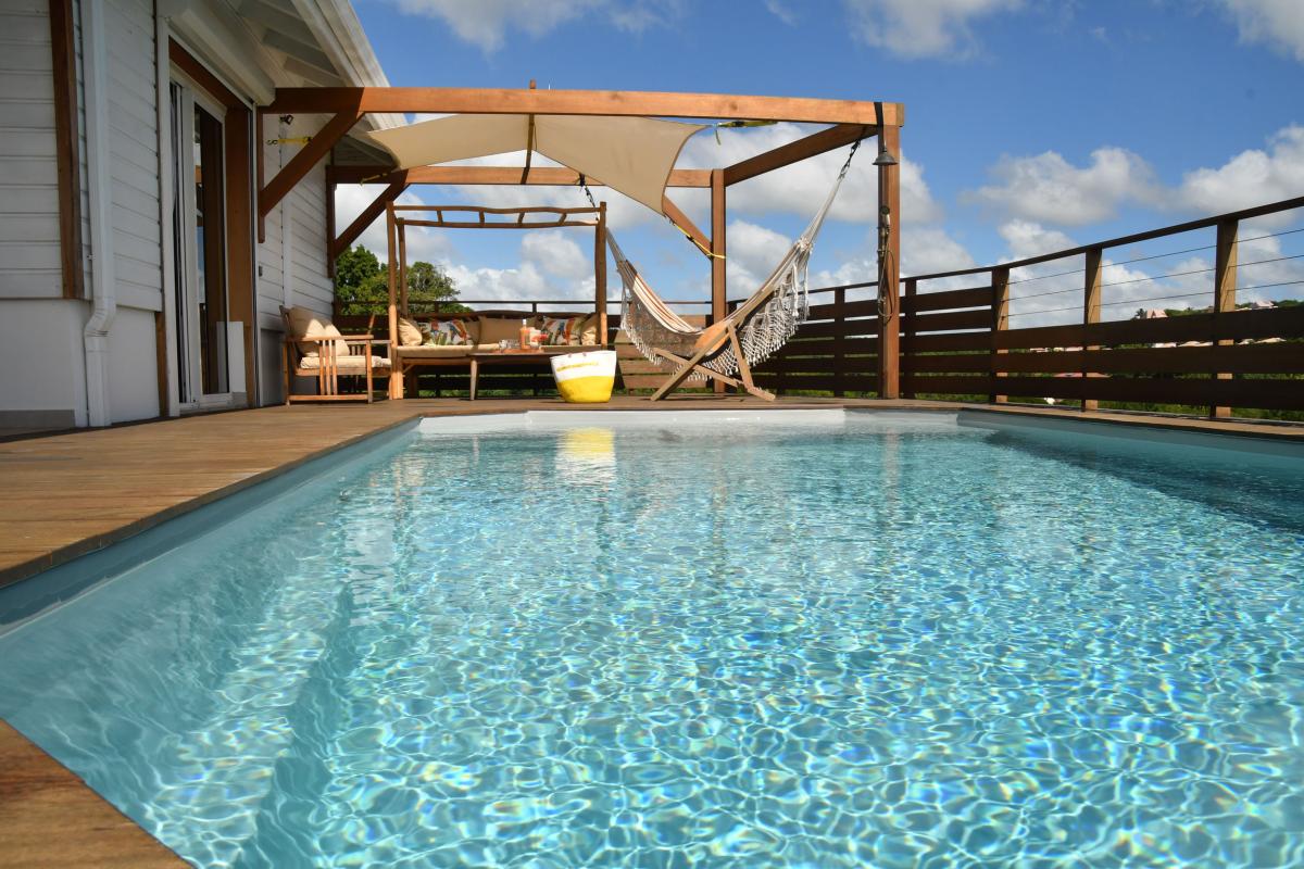 8 location villa martinique le diamant_piscine et salon extérieur