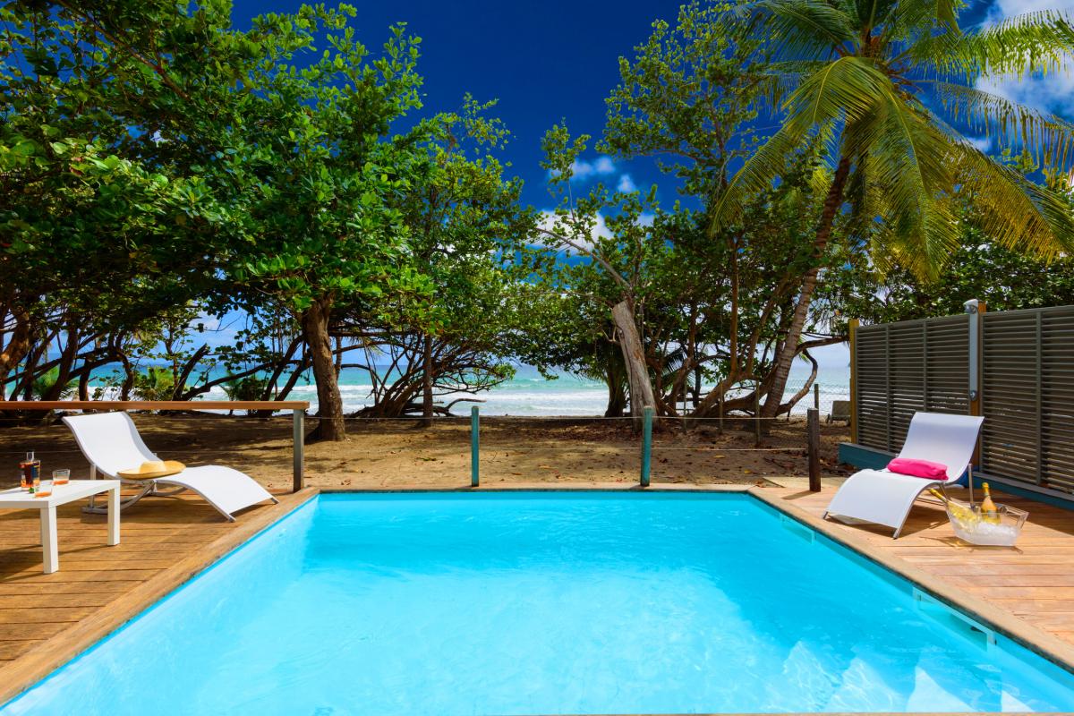 Villa grand standing les pieds dans l'eau piscine vue mer Martinique piscine