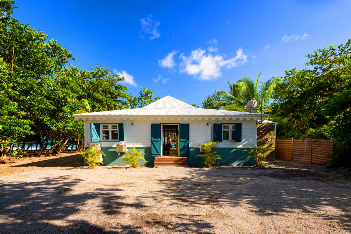 Villa grand standing les pieds dans l'eau piscine vue mer Martinique 