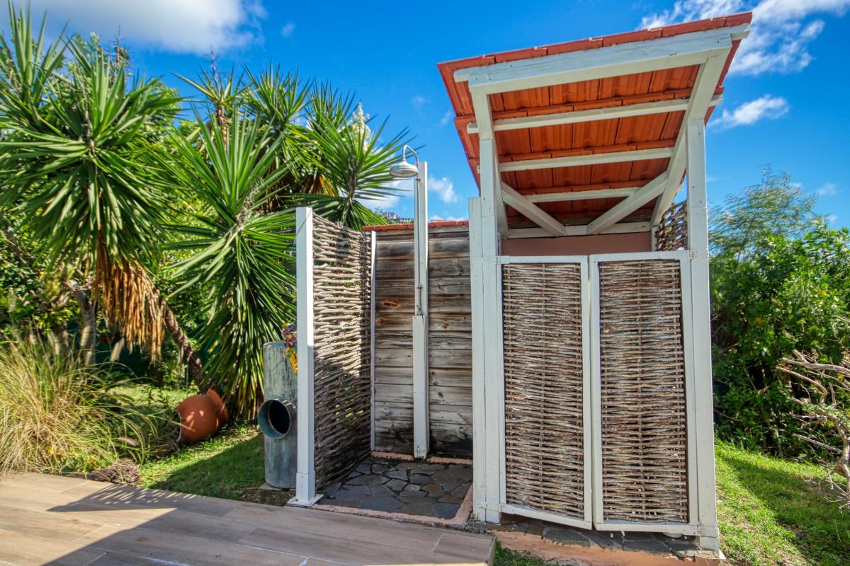 Location maison Martinique - douche extérieure