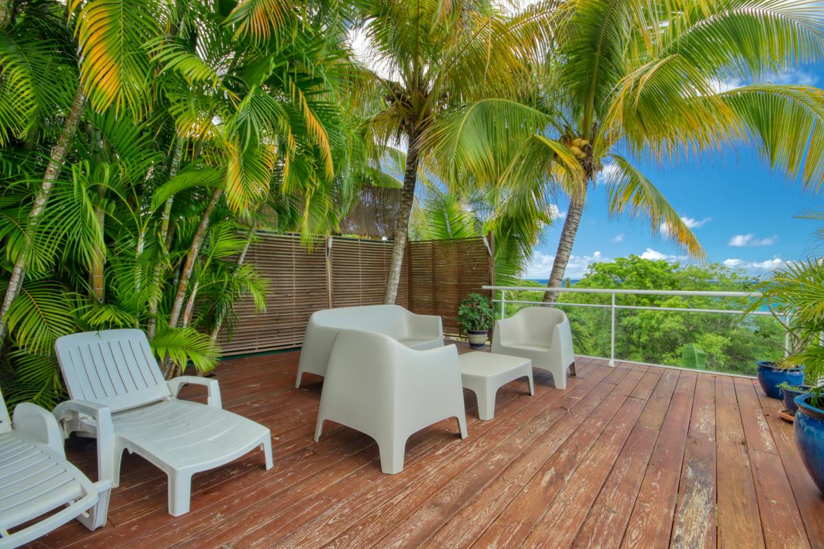 Location villa Martinique - Espace bain de soleil et piscine