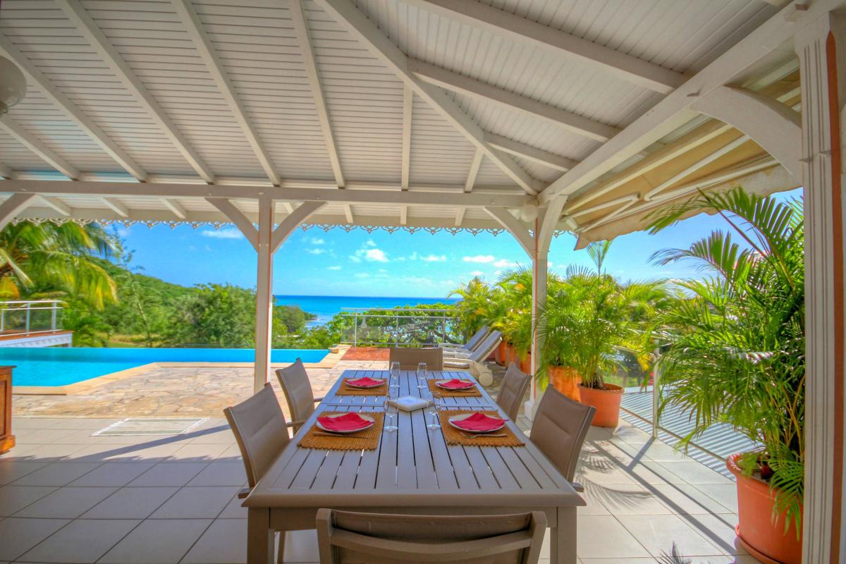 Location villa Martinique - Terrasse et espace repas extérieur