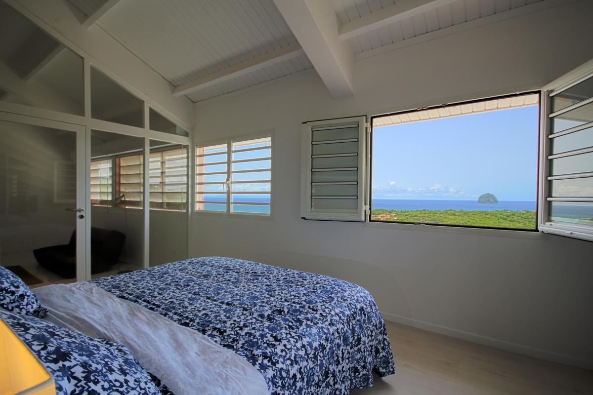 Location villa Martinique - Grande chambre à l'étage avec vue sur le Rocher du Diamant