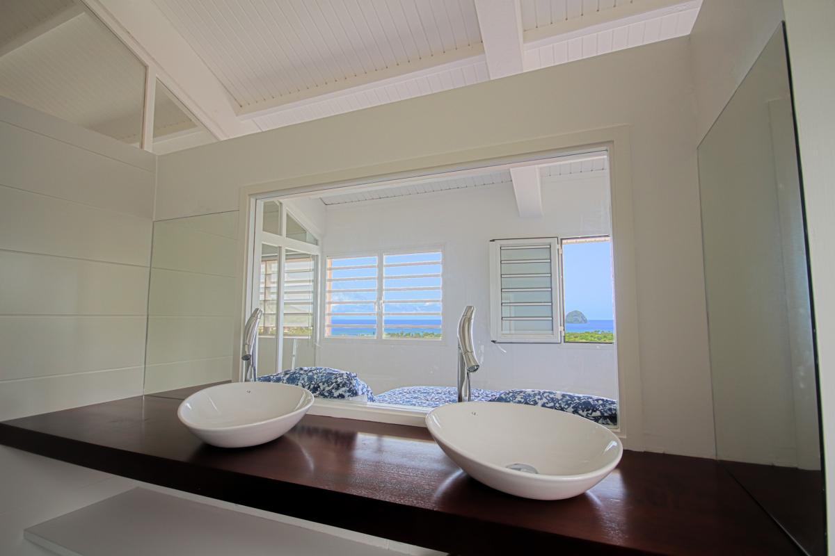 Location villa Martinique - Salle d'eau privative à l'étage avec vue sur la chambre