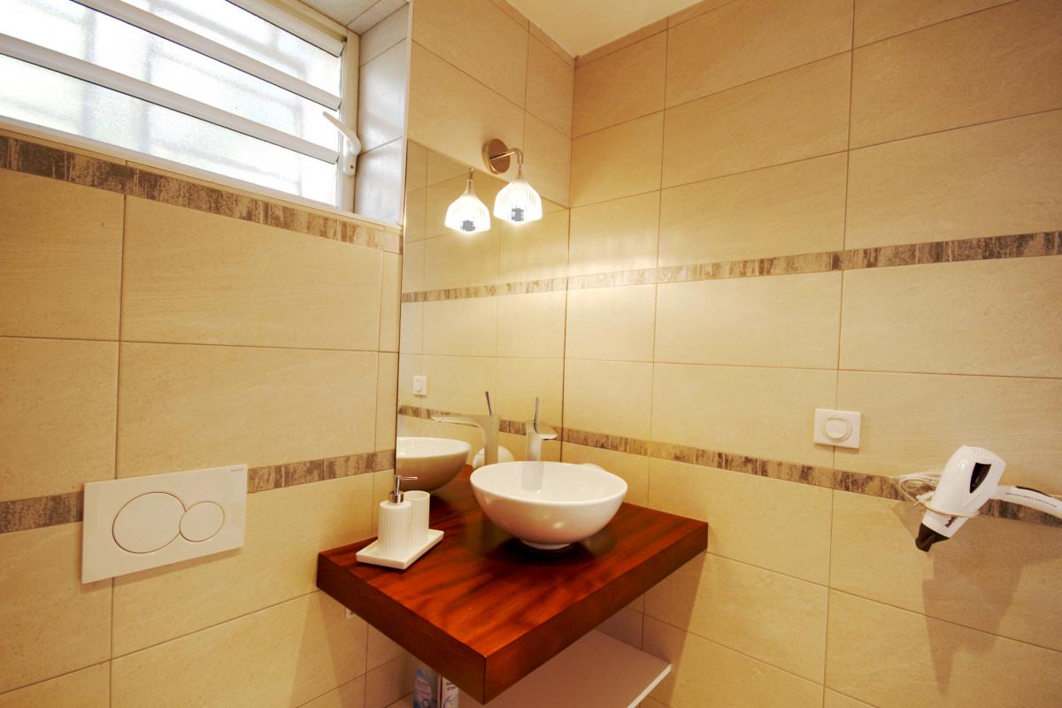 Location villa Martinique - Salle de douche privative de la chambre 3 