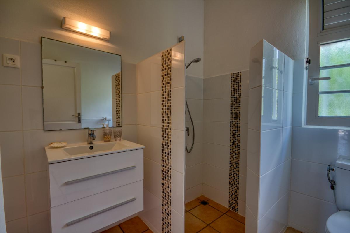 Location villa Le Diamant Martinique -Salle eau chambre 2