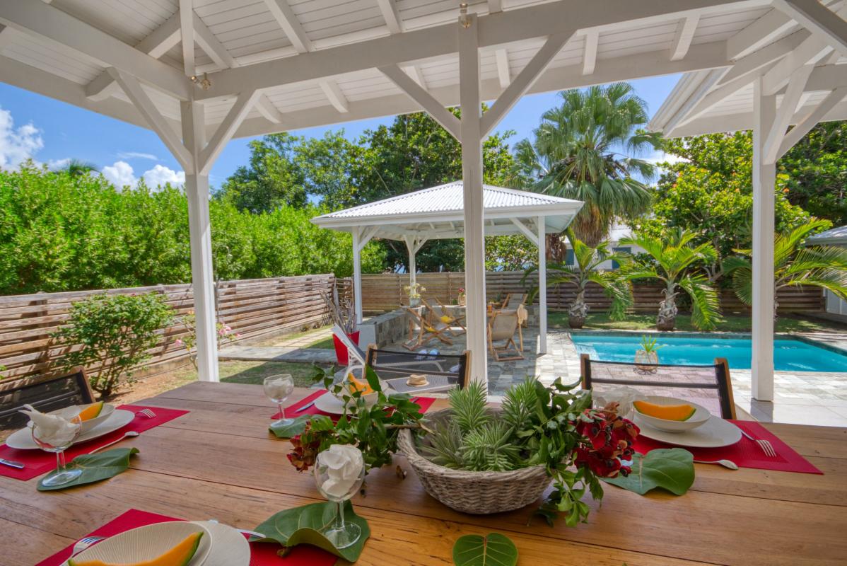 location villa martinique au diamant grande terrasse couverte table à manger
