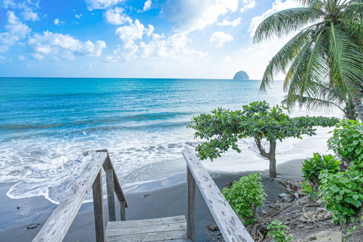 location villa martinique vue mer au diamant accès plage 