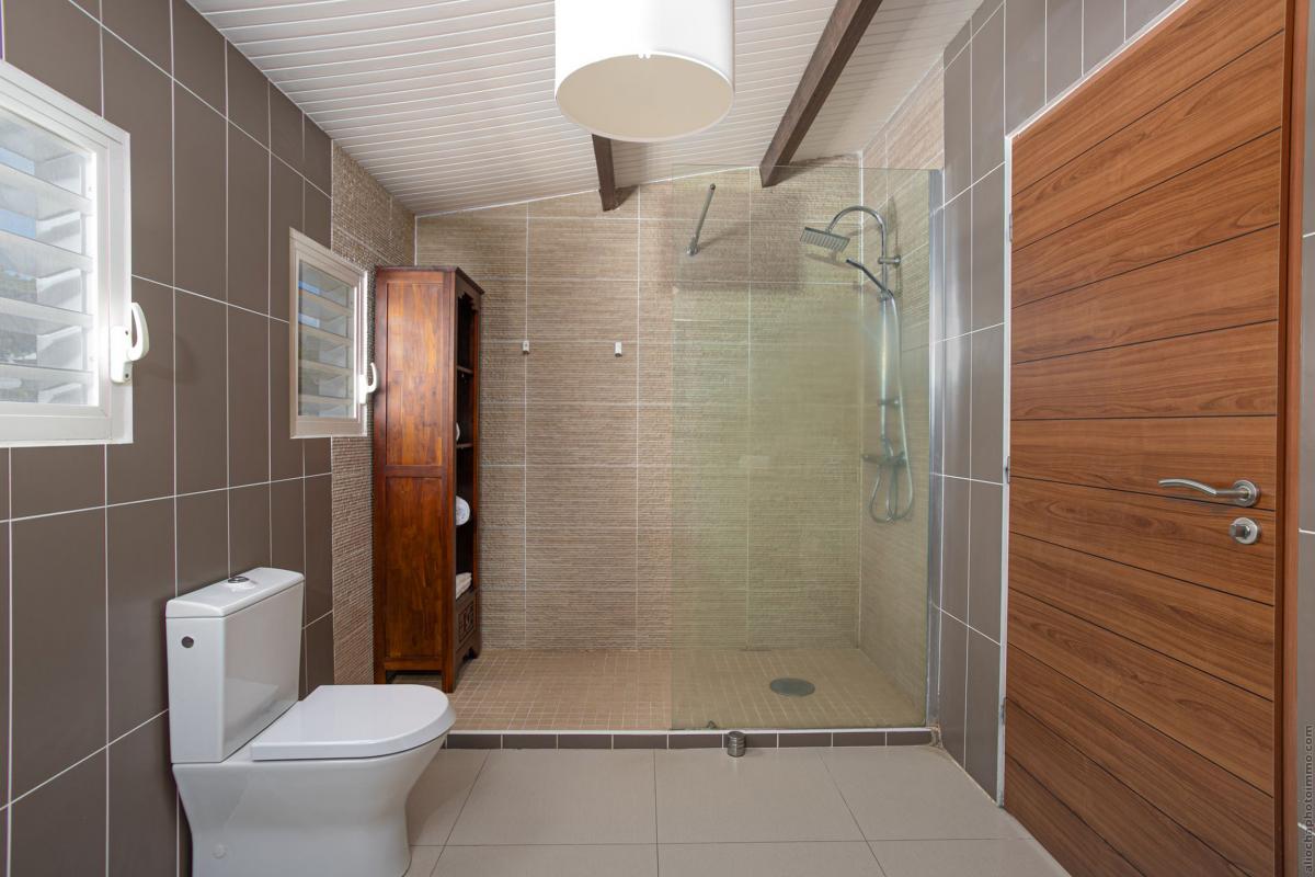 location villa martinique vue mer au diamant salle d'eau chambre 2 étage 