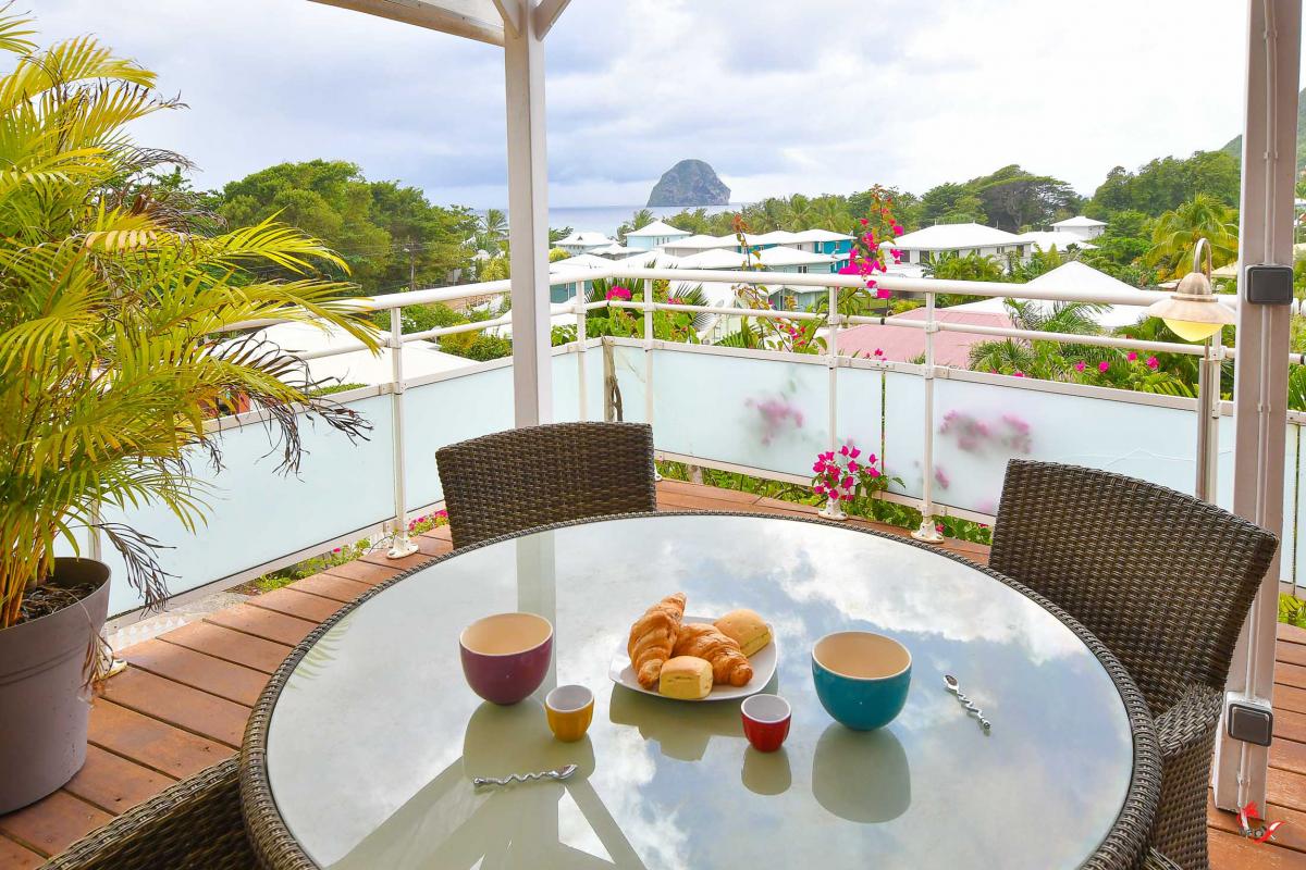 location villa martinique bas de villa terrasse avec vue mer