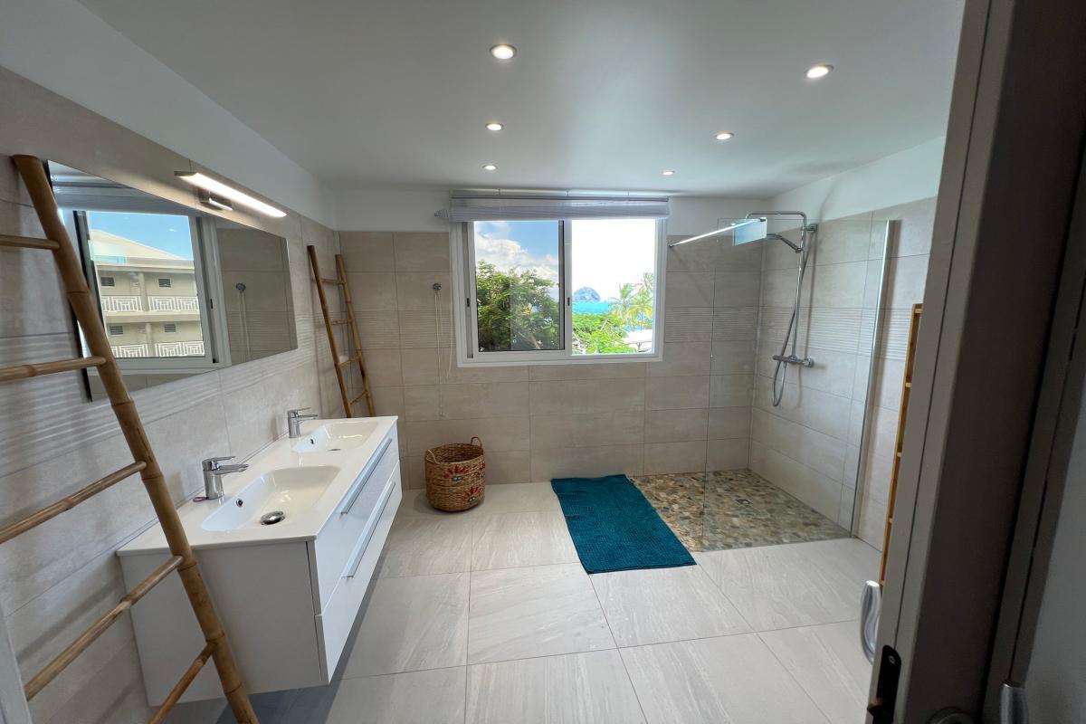 location villa Martinique 8 personnes Le Diamant vue mer salle d'eau1