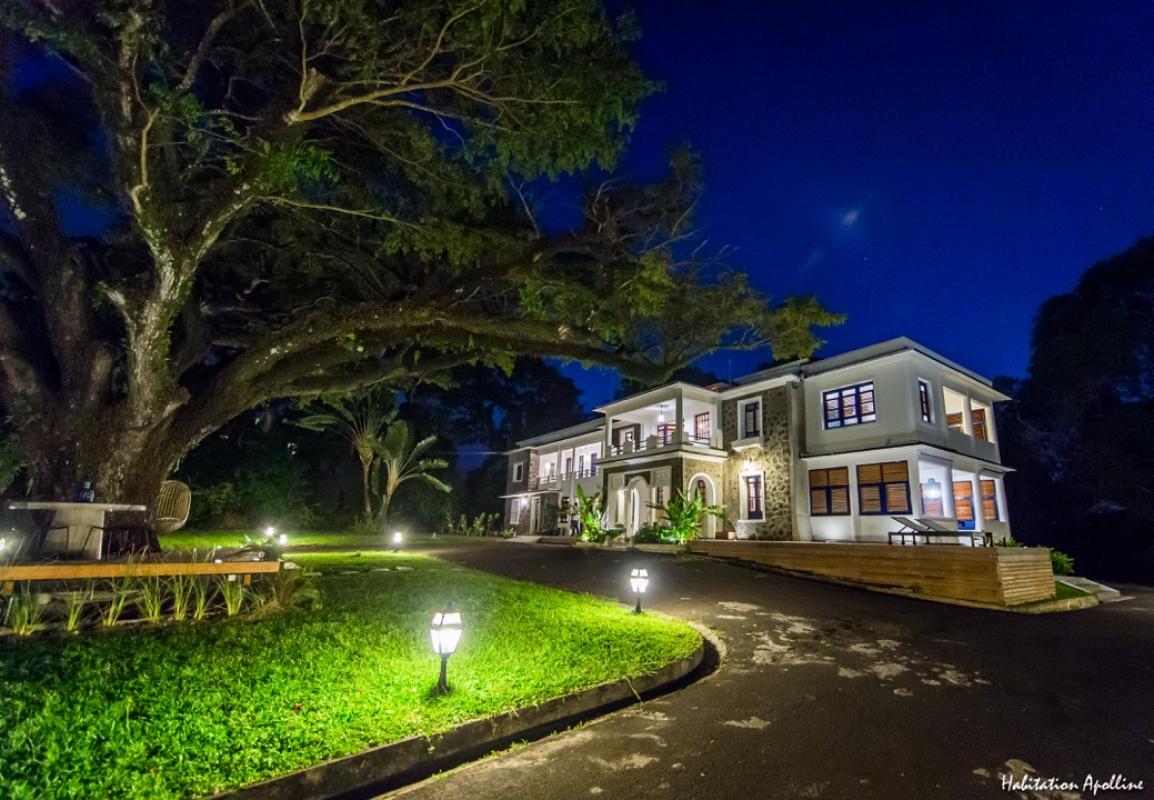 location villa de grand luxe martinique vue mer piscine ext nuit