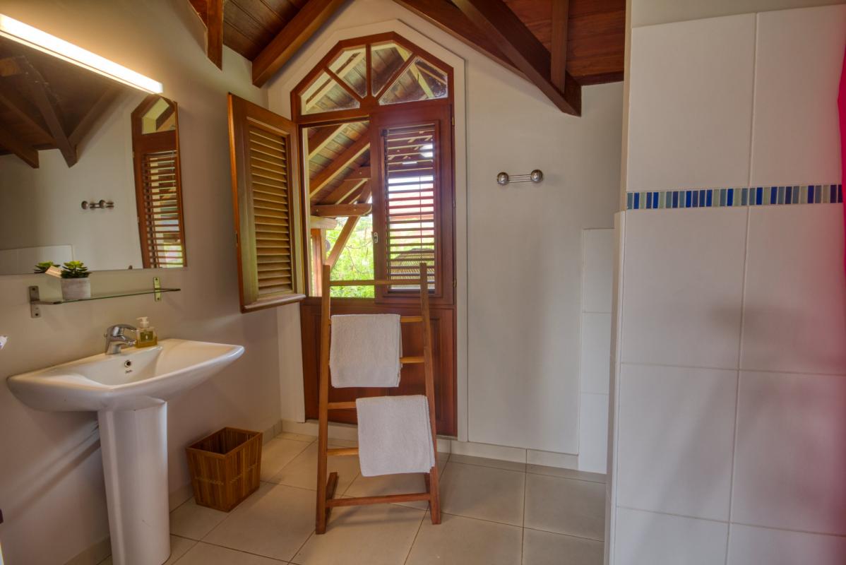 Location maison Martinique - La chambre 1 et douche