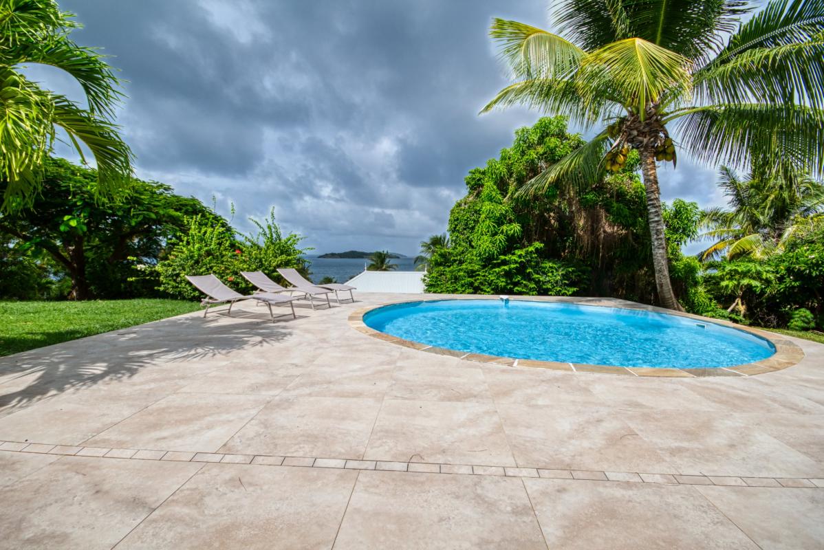 Location grande maison Martinique - Piscine et vue mer