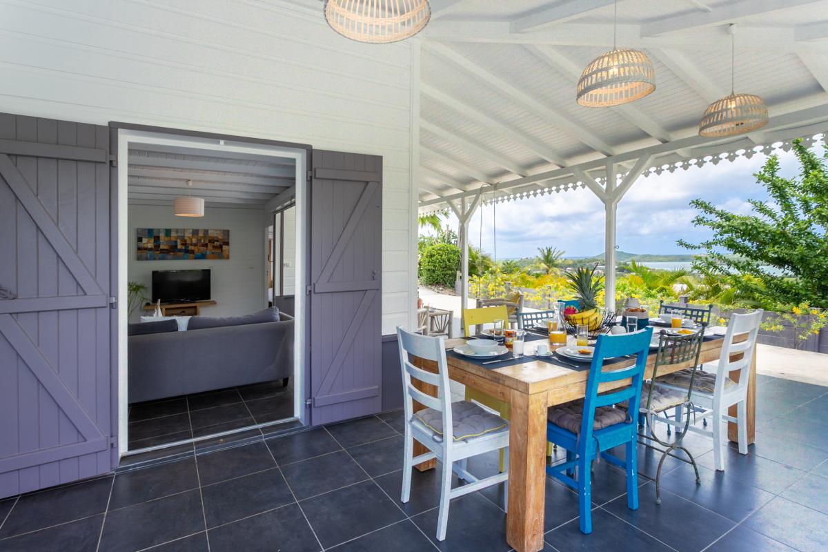 Location villa Martinique - espace repas terrasse